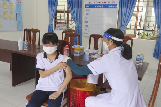 Tiêm vắc xin cho trẻ  từ 5 đến 11 tuổi  ở huyện  Vạn Ninh.