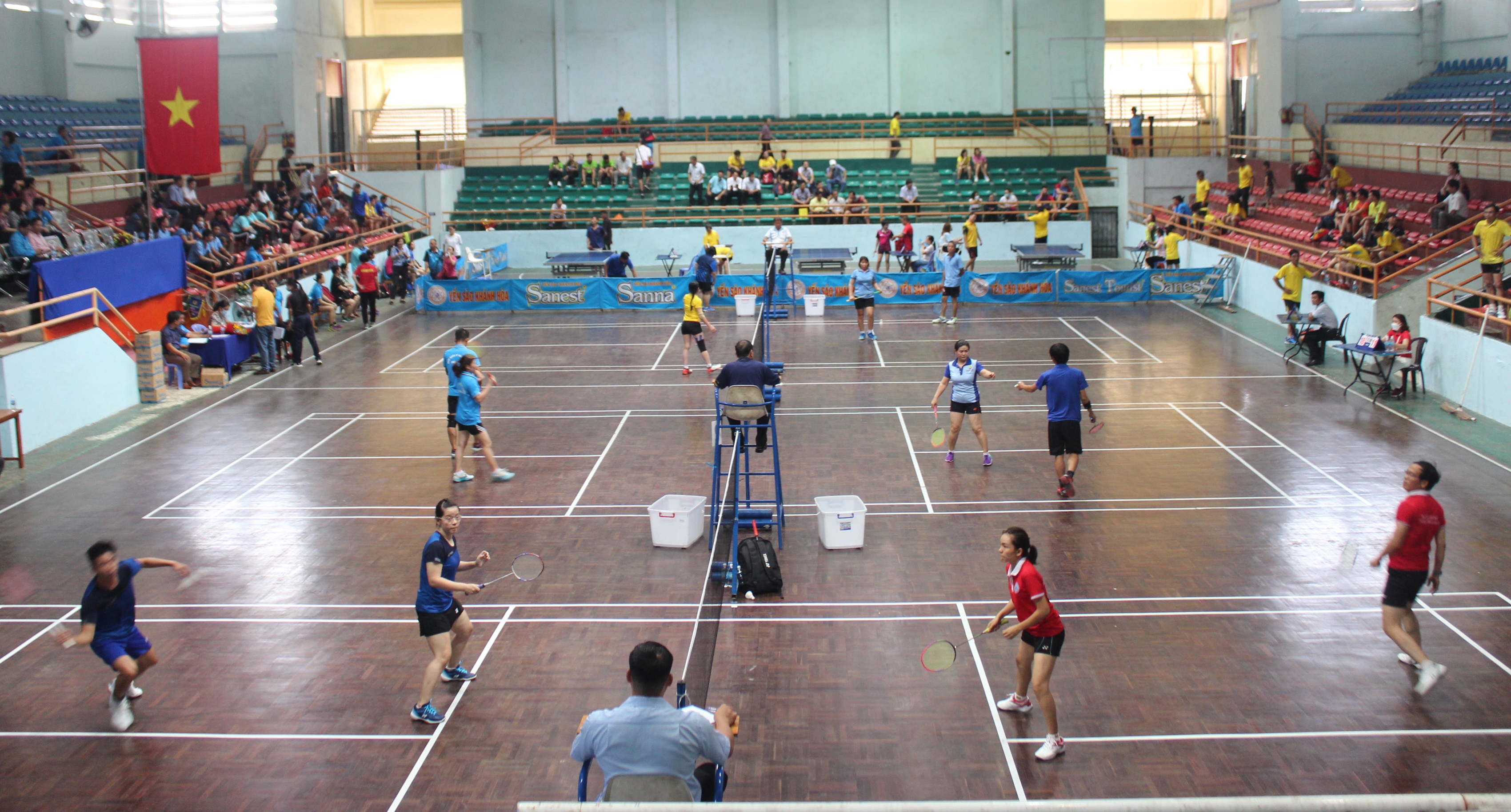 Các vận động viên tranh tài ở môn cầu lông.