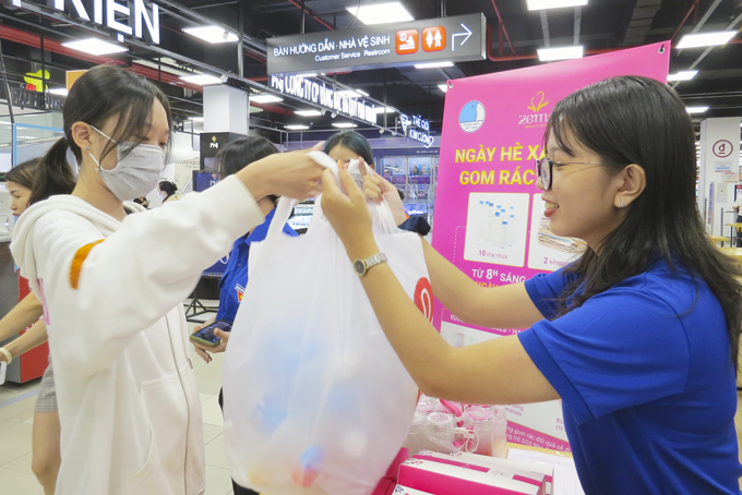 Người dân tham gia đổi rác lấy quà tại Siêu thị Lotte Mart Nha Trang.