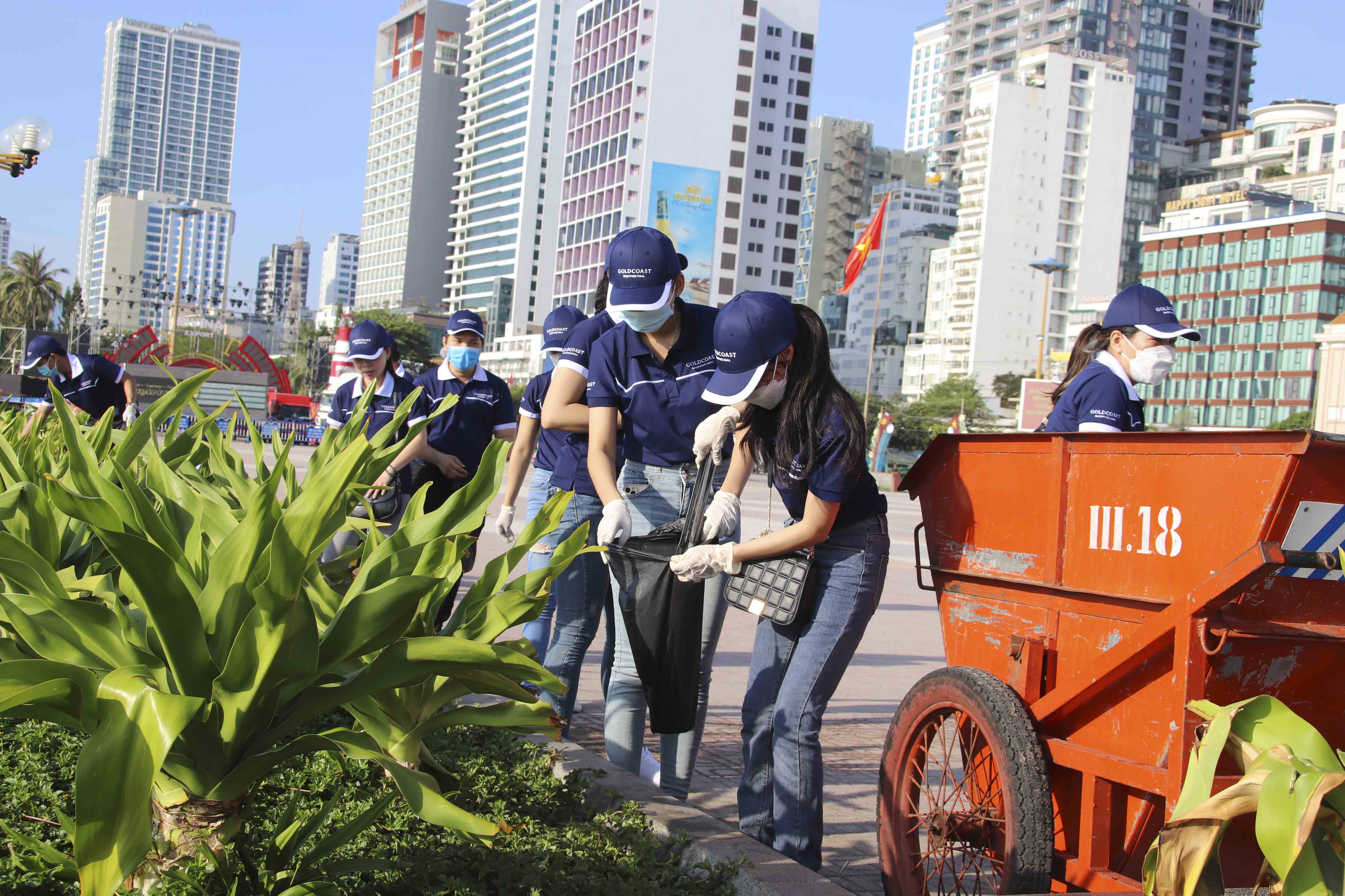 Hoạt động làm sạch công viên bờ biển Nha Trang