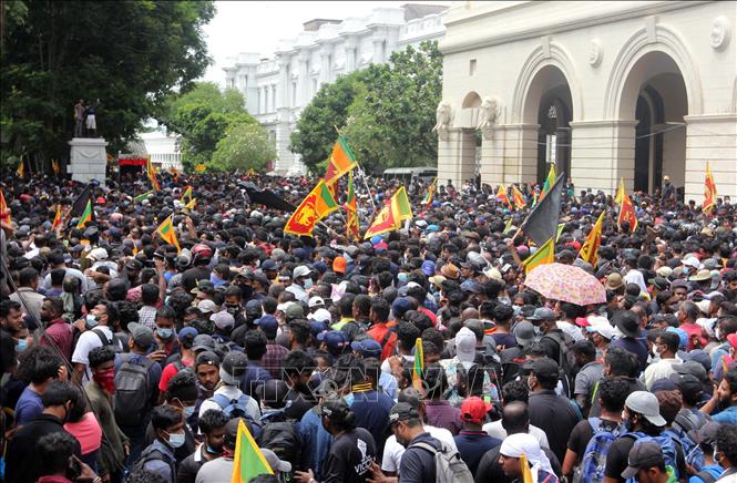 Người biểu tình chiếm Dinh tổng thống và đốt phá Phủ Thủ tướng Sri Lanka. Ảnh: AFP/TTXVN