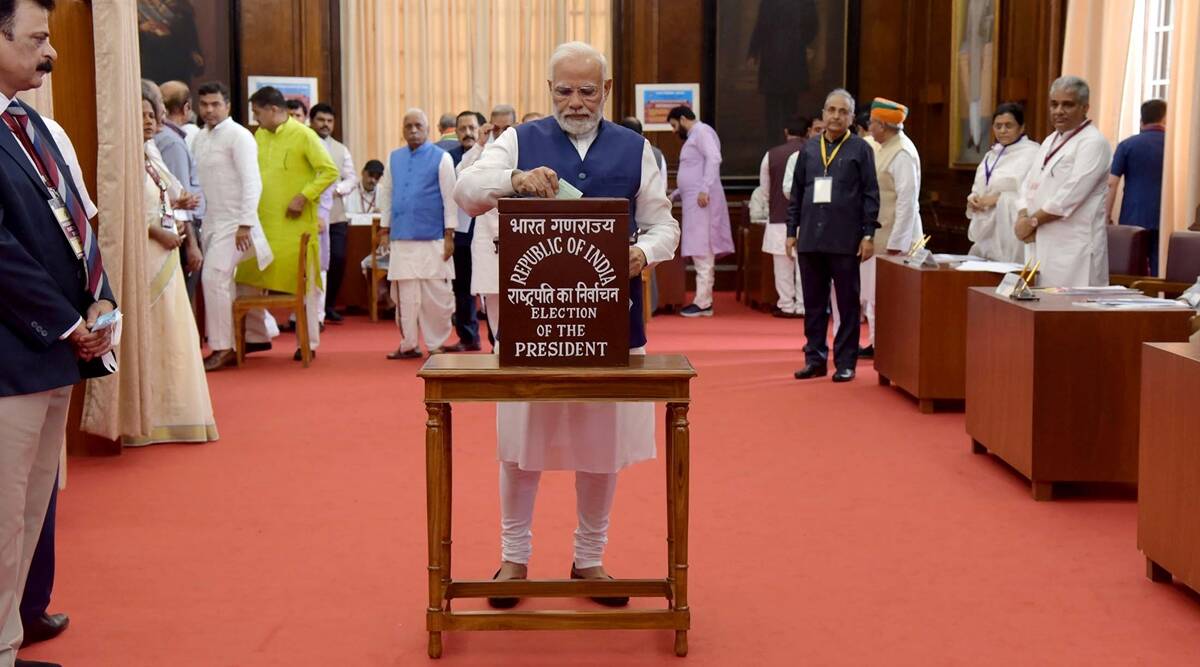 Thủ tướng Ấn Độ Narendra Modi tham gia cuộc bỏ phiếu bầu Tổng thống lần thứ 15. Ảnh: indianexpress.com