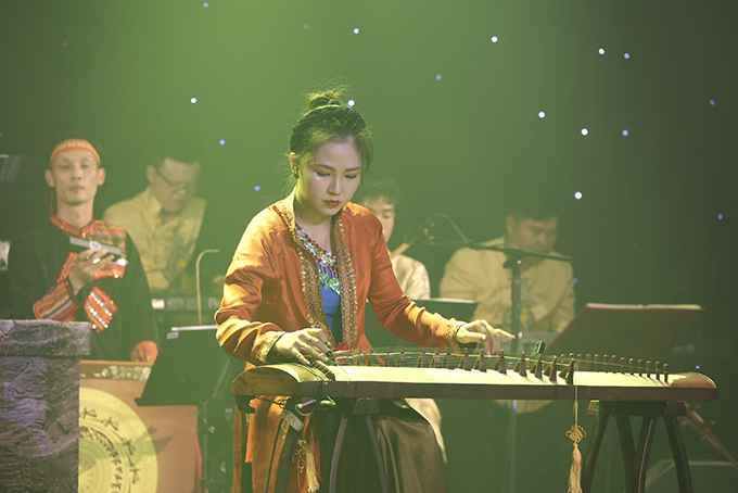 Nữ nhạc công đàn tranh Phương Linh.