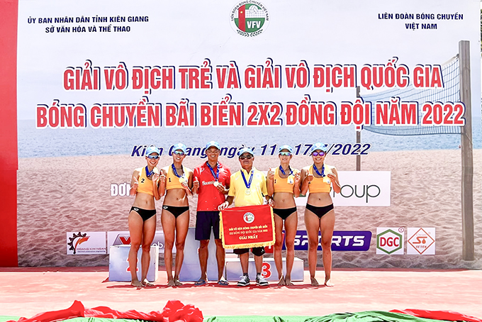 Các vận động viên đội bóng chuyền bãi biển Sanvinest Khánh Hòa giành chức vô địch đồng đội nữ quốc gia.