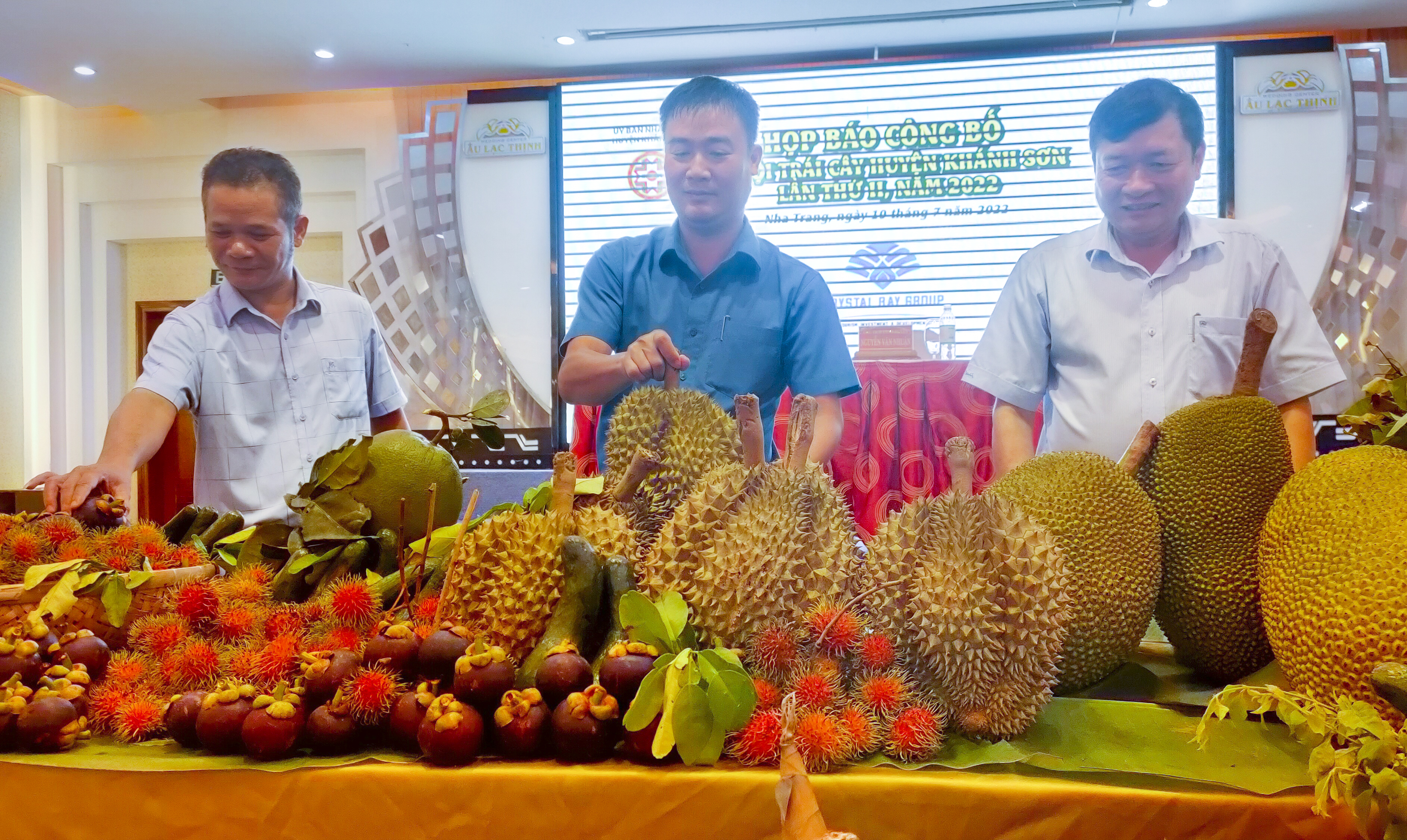 Lãnh đạo huyện Khánh Sơn giới thiệu nông sản chủ lực của huyện tại buổi họp báo. 