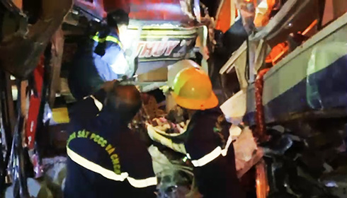 Lực lượng cứu nạn triển khai đội hình banh cắt thủy lực tạo lối mở thông thoáng ở đầu xe khách bị nạn