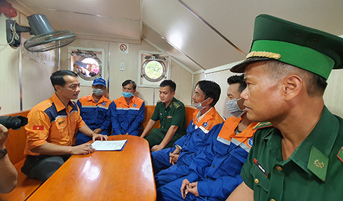 Ông Nguyễn Xuân Bình (bên trái) động viên, thăm hỏi các thuyền viên Bình Định