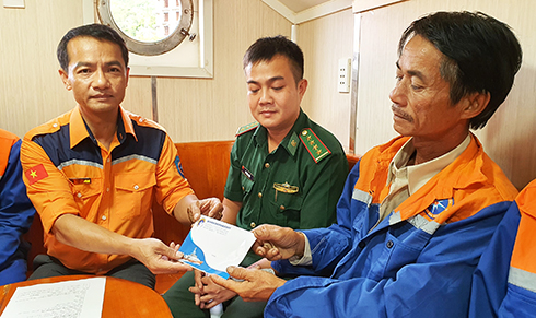 Ông Nguyễn Xuân Bình trao tiền hỗ trợ cho các thuyền viên bị nạn