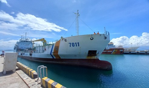 Tàu Cảnh sát biển 7011 cập cảng, đưa 4 ngư dân vào đất liền.