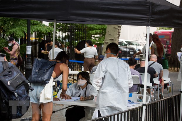 Người dân đăng ký tiêm vaccine phòng đậu mùa khỉ ở New York, Mỹ ngày 14/7/2022. (Ảnh: THX/TTXVN)