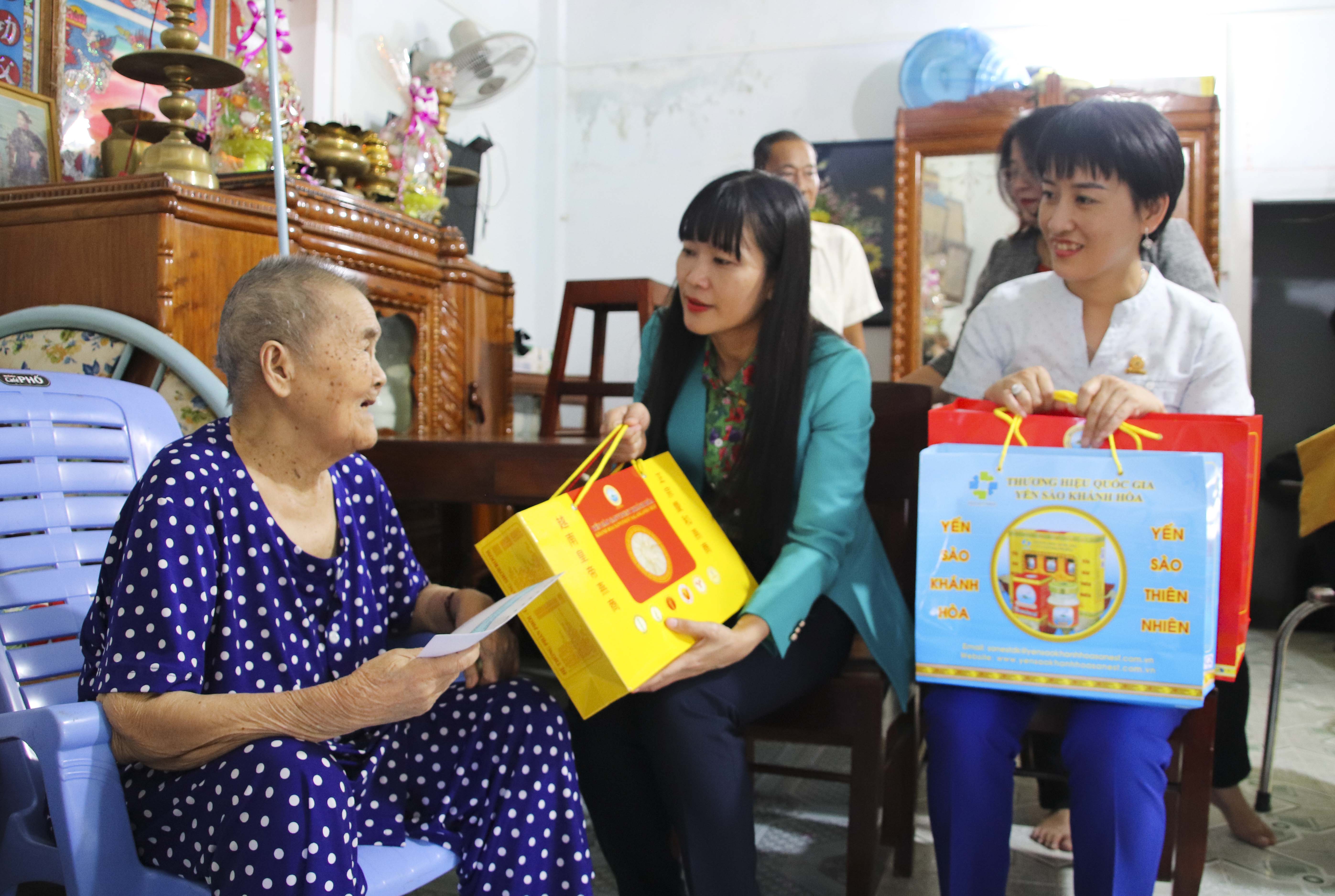 Thăm, tặng quà Mẹ Việt Nam Anh hùng Trần Thị Ba