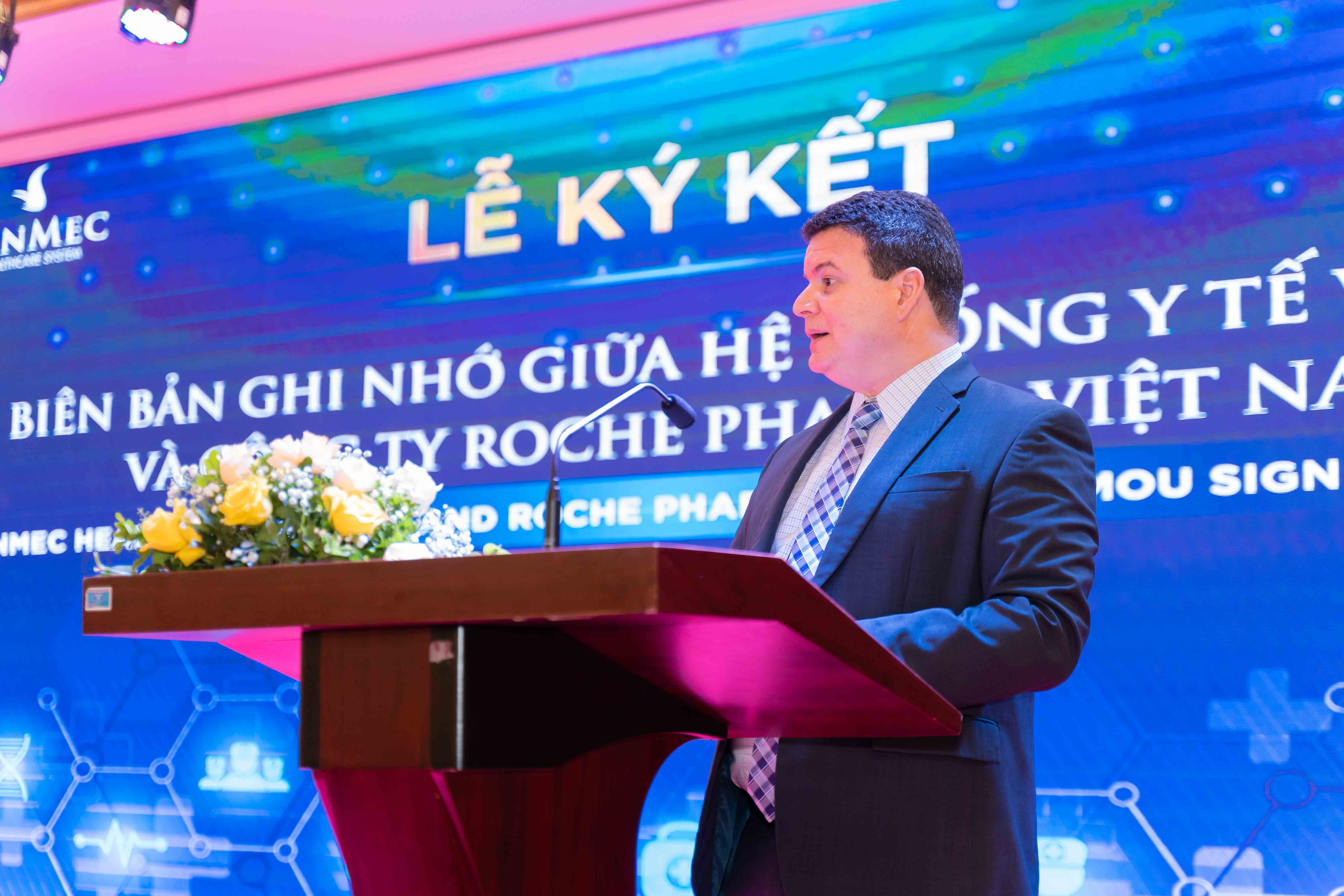 Ông Lennor Carrillo, Tổng giám đốc Roche Pharma Việt Nam