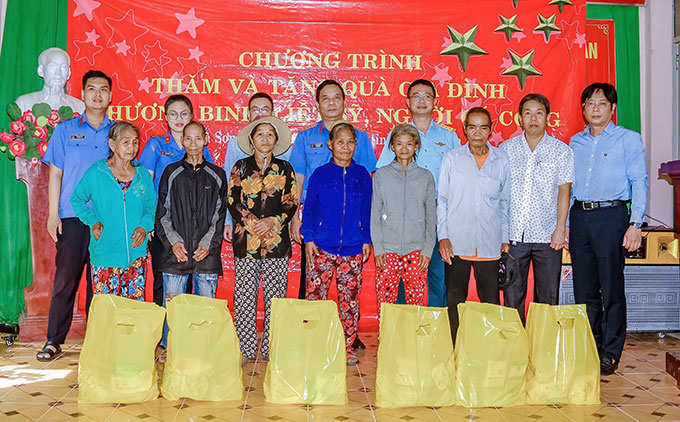 Đại diện các gia đình ở xã Sơn Tân nhận quà tặng.
