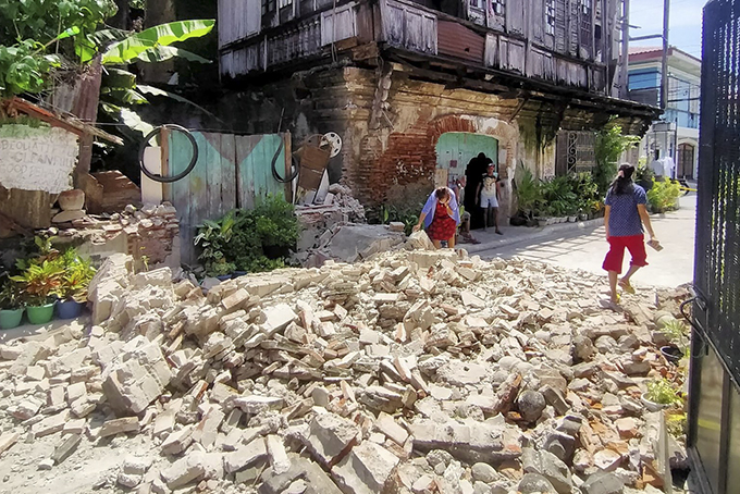 Ngôi nhà bị phá hủy sau trận động đất tại Vigan, tỉnh Ilocos Sur, Philippines, ngày 27/7/2022. Ảnh: AFP/TTXVN
