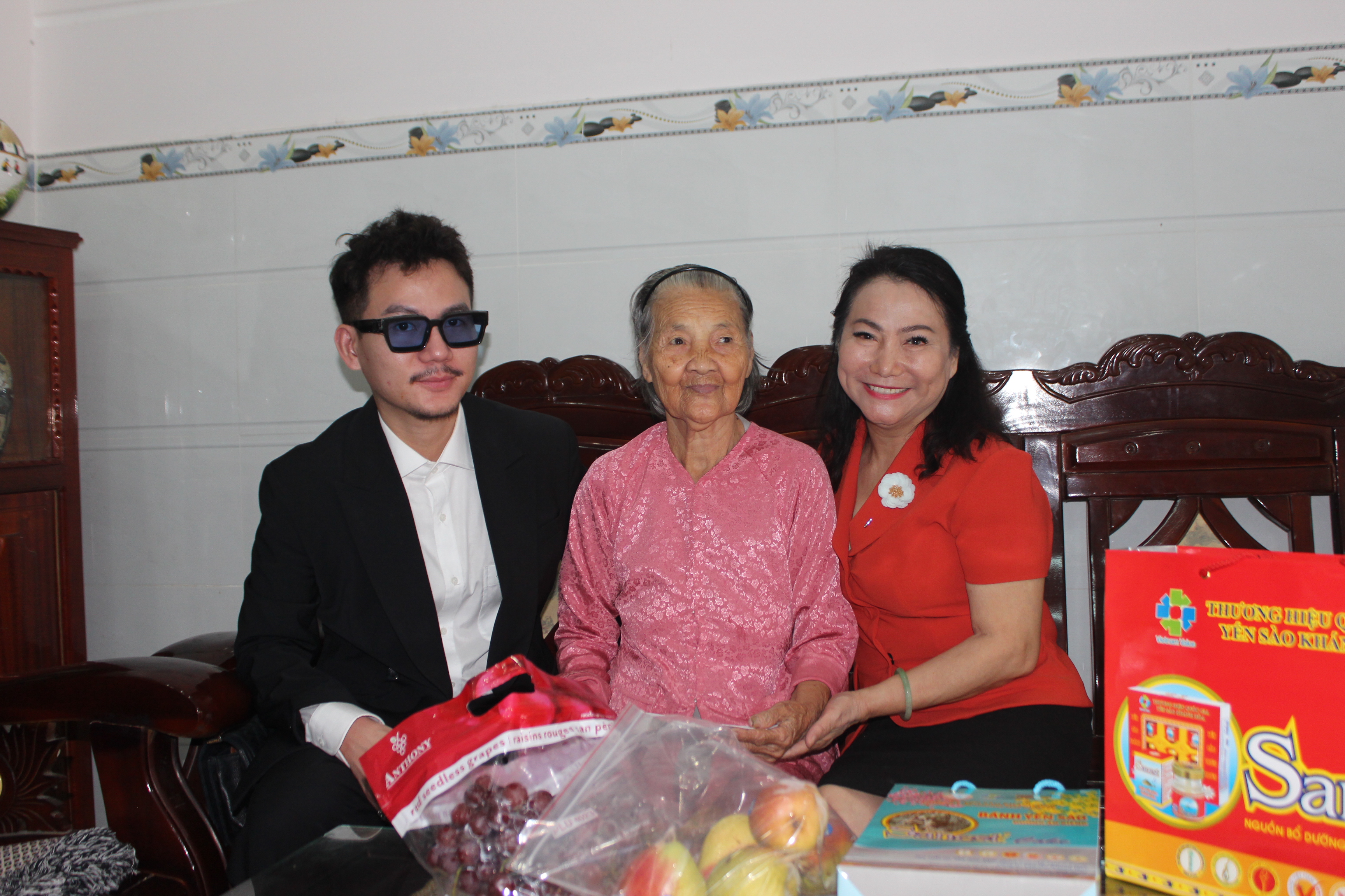 Lãnh đạo Công ty TNHH Tâm Hương thăm hỏi, trao tiền phụng dưỡng cho mẹ Việt Nam anh hùng Đào Thị Lưu.
