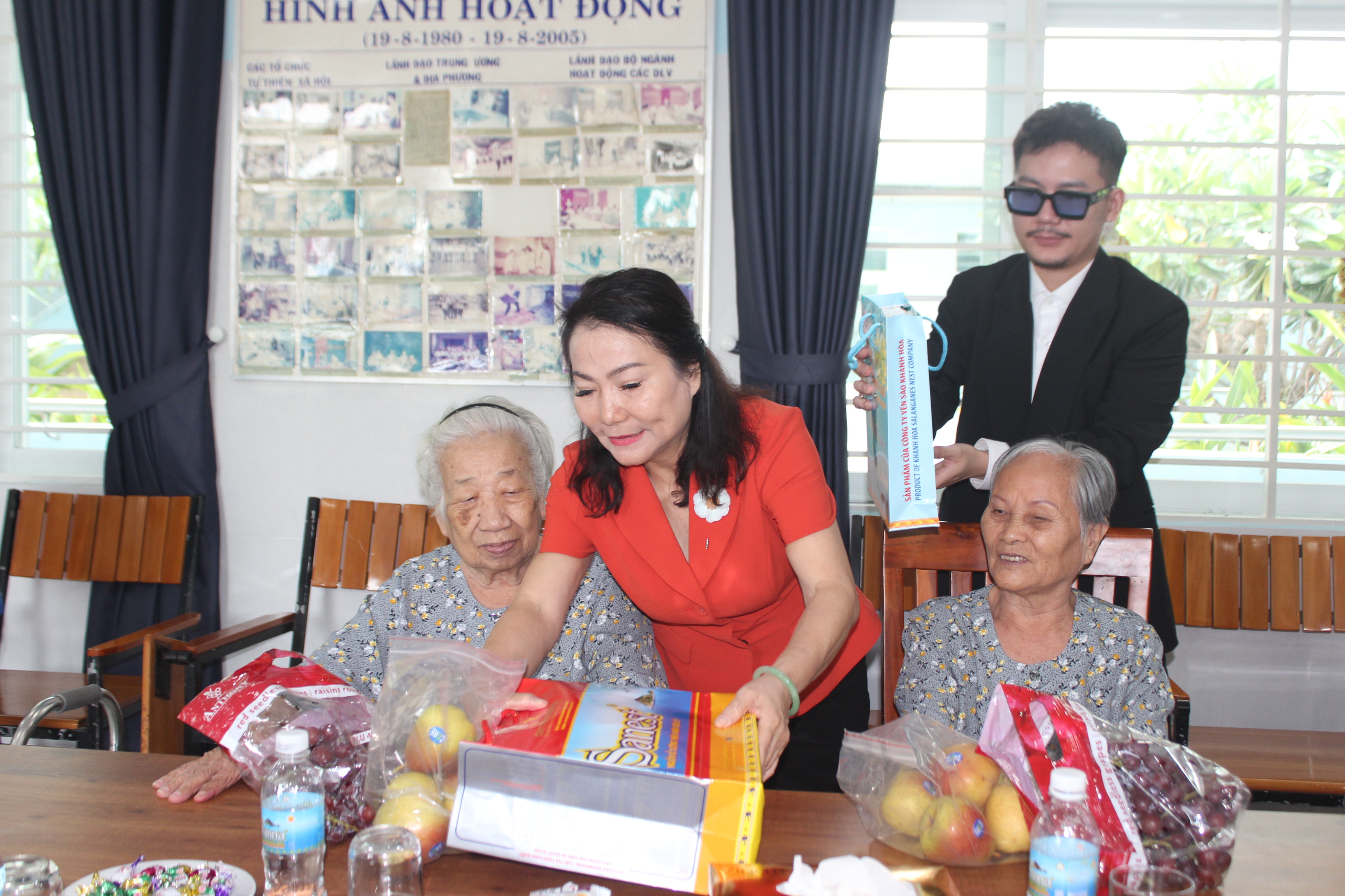 Lãnh đạo Công ty TNHH Tâm Hương thăm hỏi, trao quà cho các dưỡng lão viên.