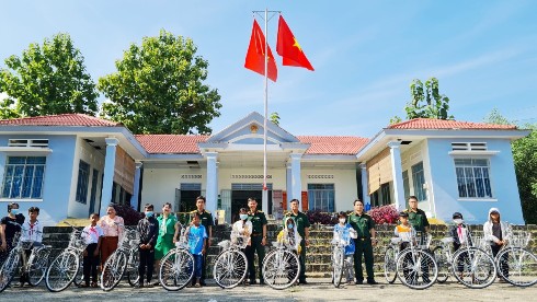 Đoàn công tác tặng xe đạp cho các em học sinh nghèo, học giỏi.