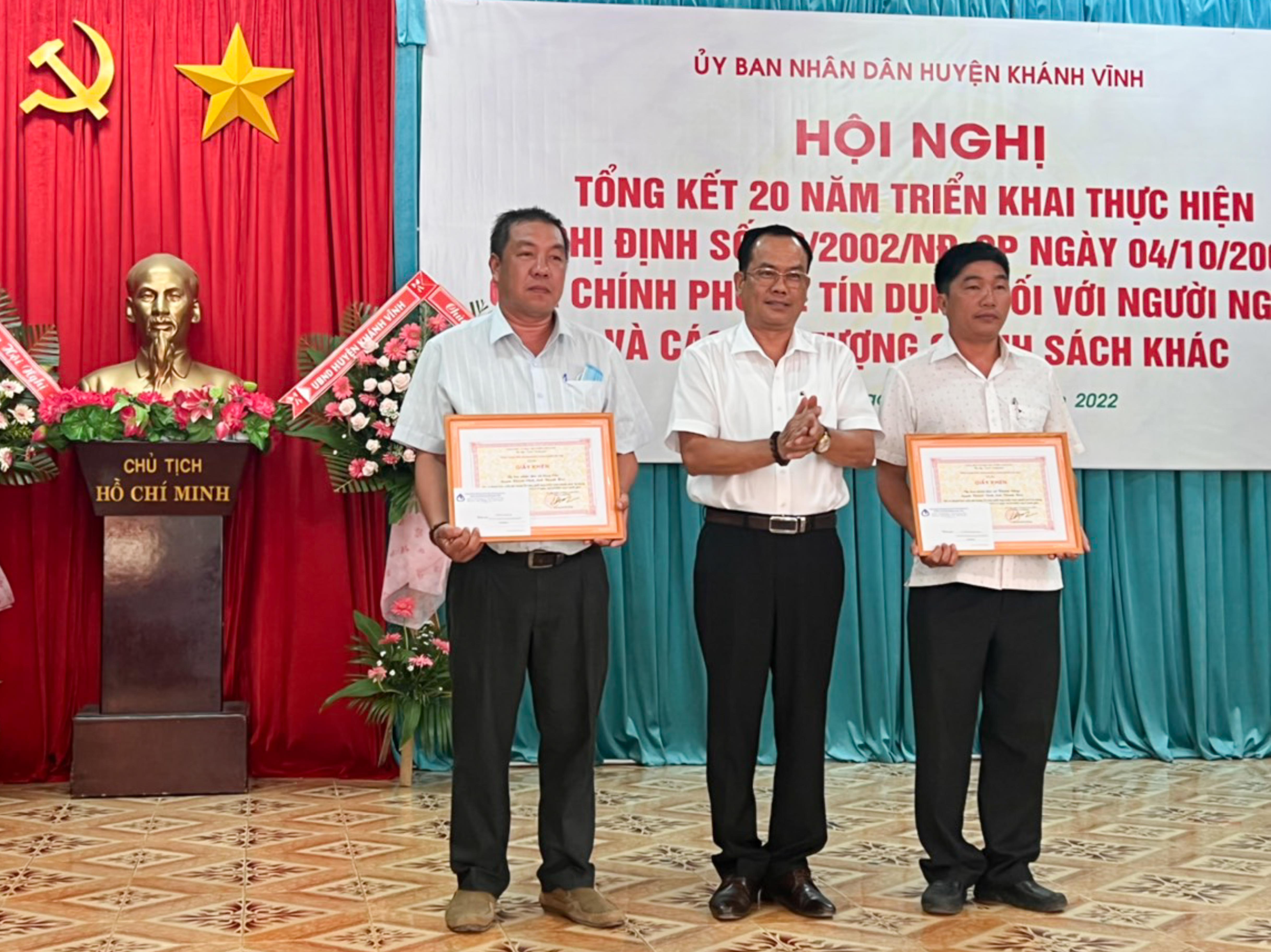 Ban Đại diện Hội đồng quản trị Ngân hàng Chính sách xã hội tỉnh trao giấy khen của Tổng Giám đốc Ngân hàng Chính sách xã hội Việt Nam cho 2 tập thể
