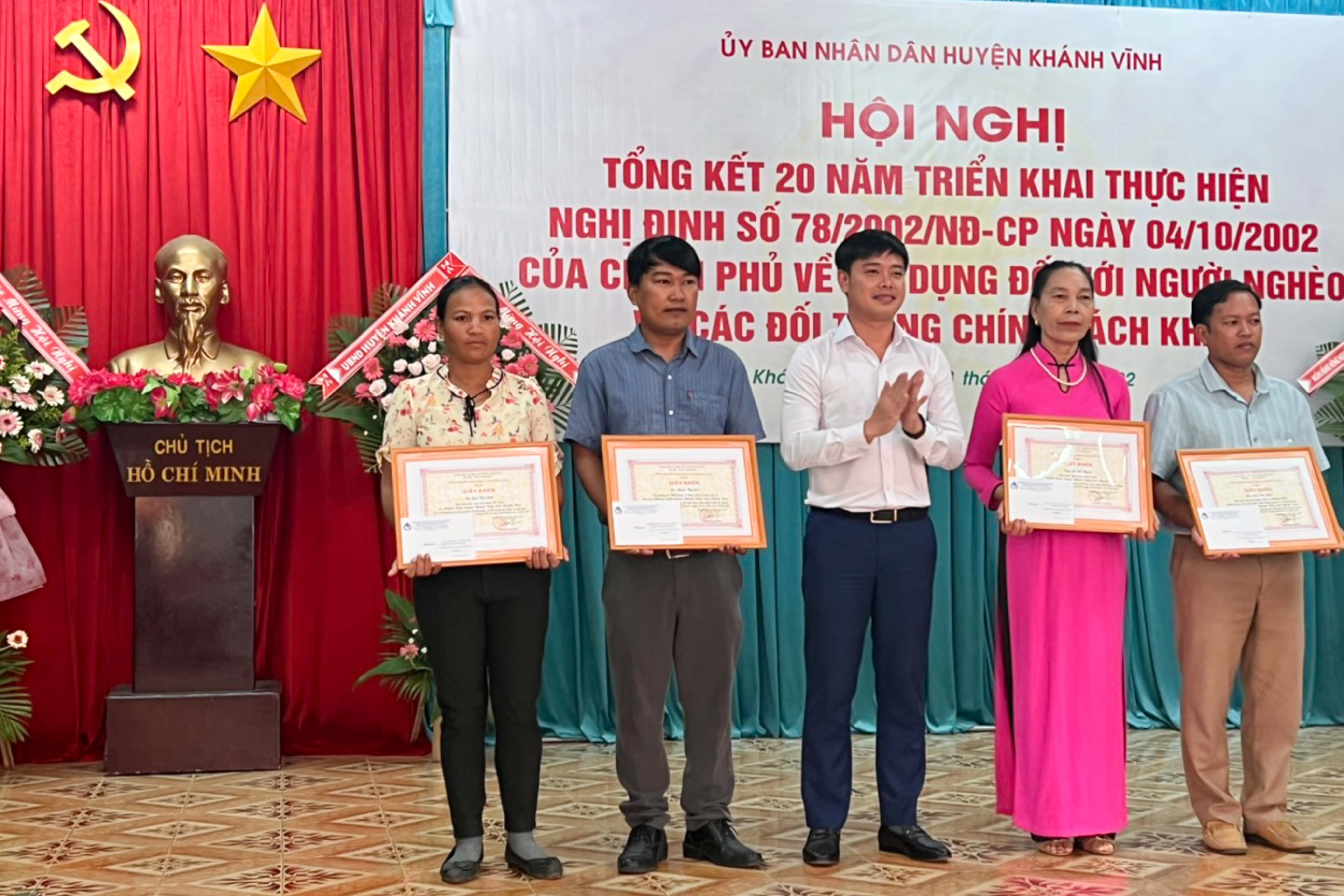 Ban Đại diện Hội đồng quản trị Ngân hàng Chính sách xã hội tỉnh trao giấy khen của Tổng Giám đốc Ngân Hàng Chính Sách Xã Hội Việt Nam cho các cá nhân có thành tích xuất sắc
