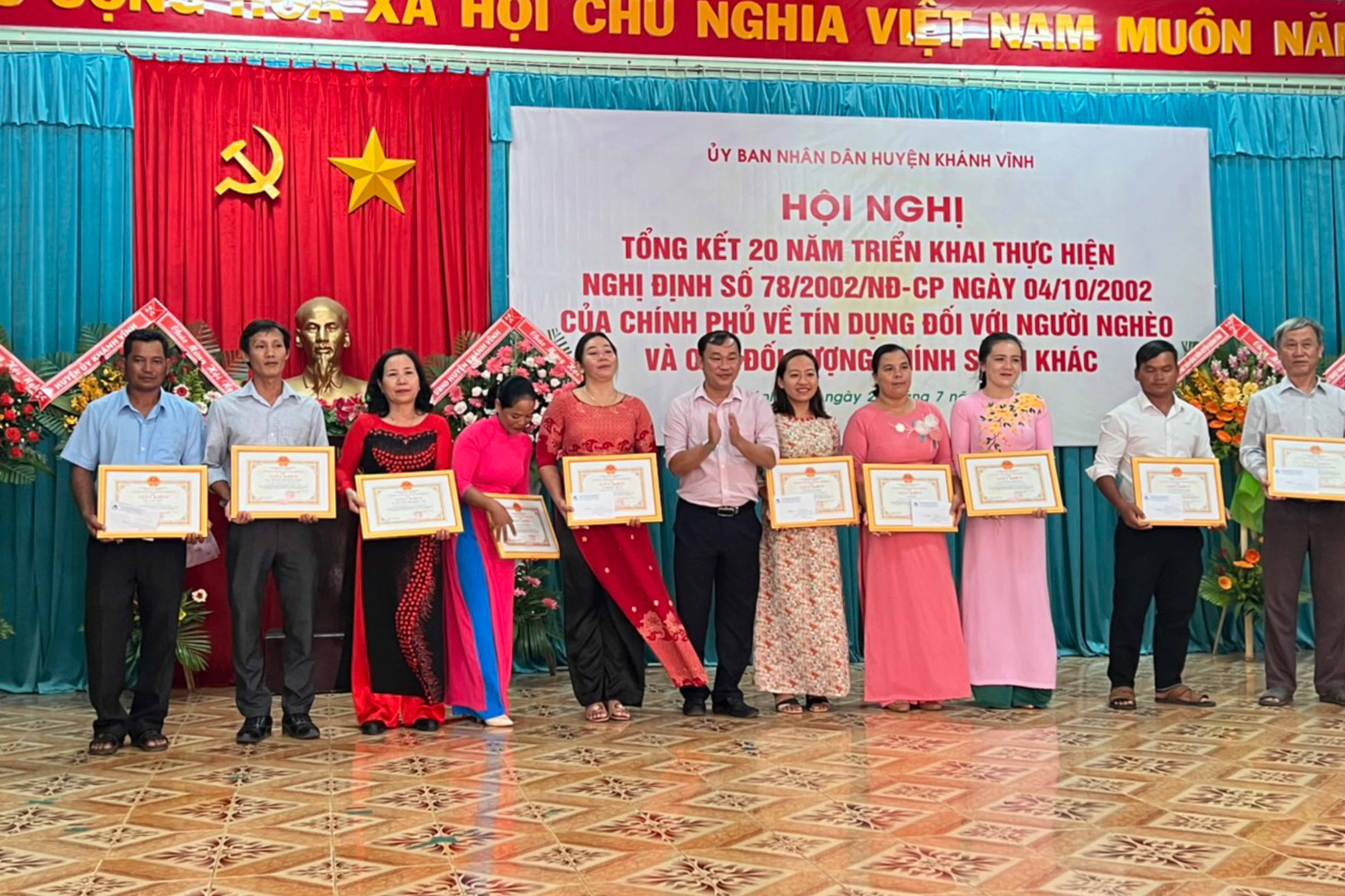 Lãnh đạo Ngân hàng Chính sách xã hội huyện Khánh Vĩnh trao giấy khen của UBND huyện cho các cá nhân xuất sắc