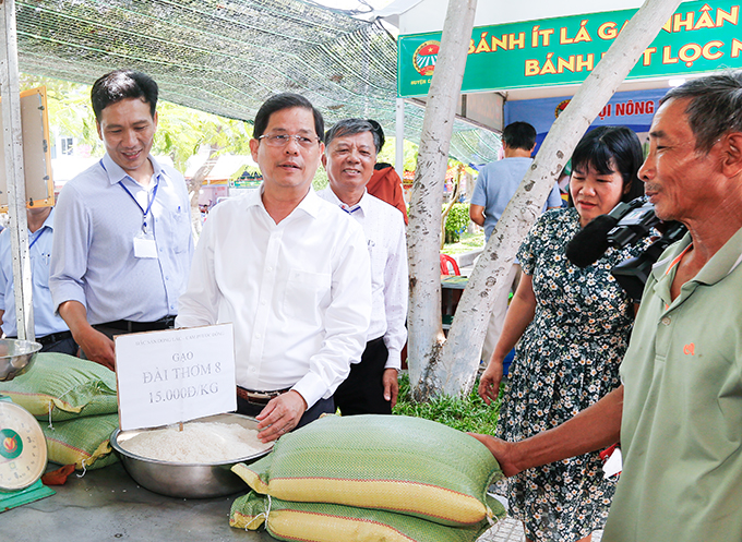 Ông Nguyễn Tấn Tuân trao đổi với nông dân Ninh Hòa làm ra hạt gạo chất lượng cao