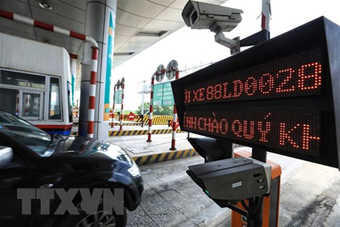 Thu phí tự động không dừng tại tuyến đường cao tốc Hà Nội-Hải Phòng. (Ảnh: Tuấn Anh/TTXVN)
