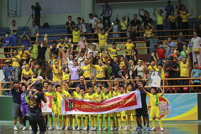 Khán giả Nghệ An chung vui với các cầu thủ U11 Sông Lam Nghệ An