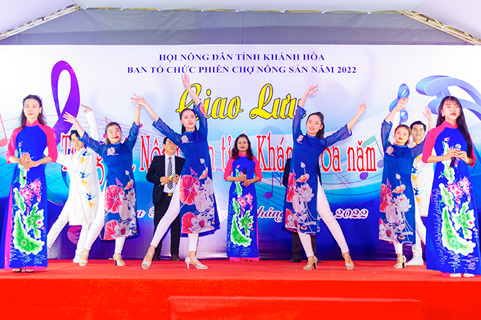 Nông dân Nha Trang vui tươi trong tiết mục 