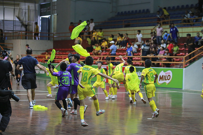 Niềm vui các cầu thủ U11 Sông Lam Nghệ An sau tiếng còi mãn cuộc.