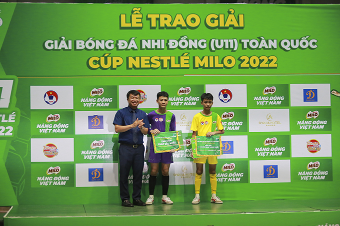 Hai cầu thủ Sông Lam Nghệ An đạt danh hiệu thủ môn và cầu thủ xuất sắc nhất vòng chung kết.