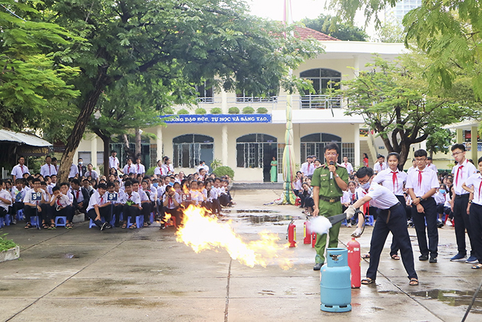 Học sinh Trường THCS Thái Nguyên (TP. Nha Trang) tham gia thực hành phòng, chống cháy nổ.