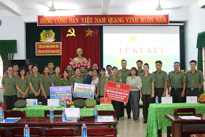 Các đơn vị trao hỗ trợ cho gia đình Đại úy Hoàng Văn Yên.