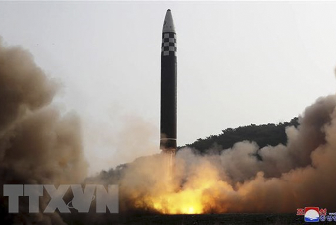 Vụ phóng thử tên lửa đạn đạo liên lục địa Hwasongpho-17 tại địa điểm không xác định ở Triều Tiên ngày 24/3. (Ảnh: AFP/TTXVN)
