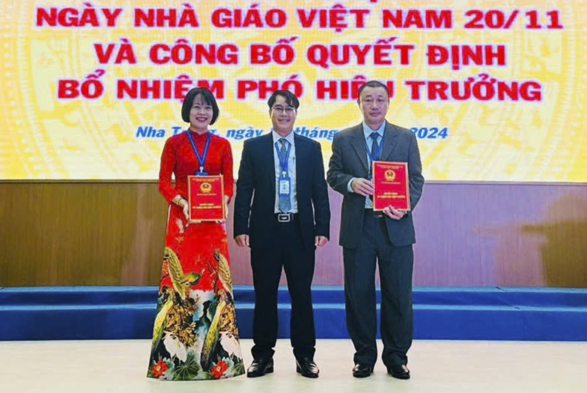 Tiến sĩ Nguyễn Trung Triều - Hiệu trưởng Trường Cao đẳng Sư phạm Trung ương - Nha Trang trao quyết định của Bộ Giáo dục và Đào tạo về việc bổ nhiệm 2 phó hiệu trưởng của trường.