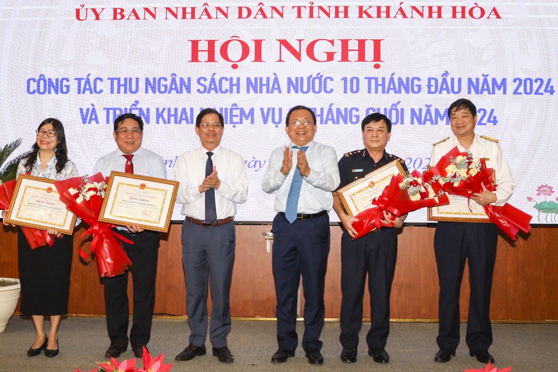 Lãnh đạo tỉnh tặng bằng khen cho các đơn vị.