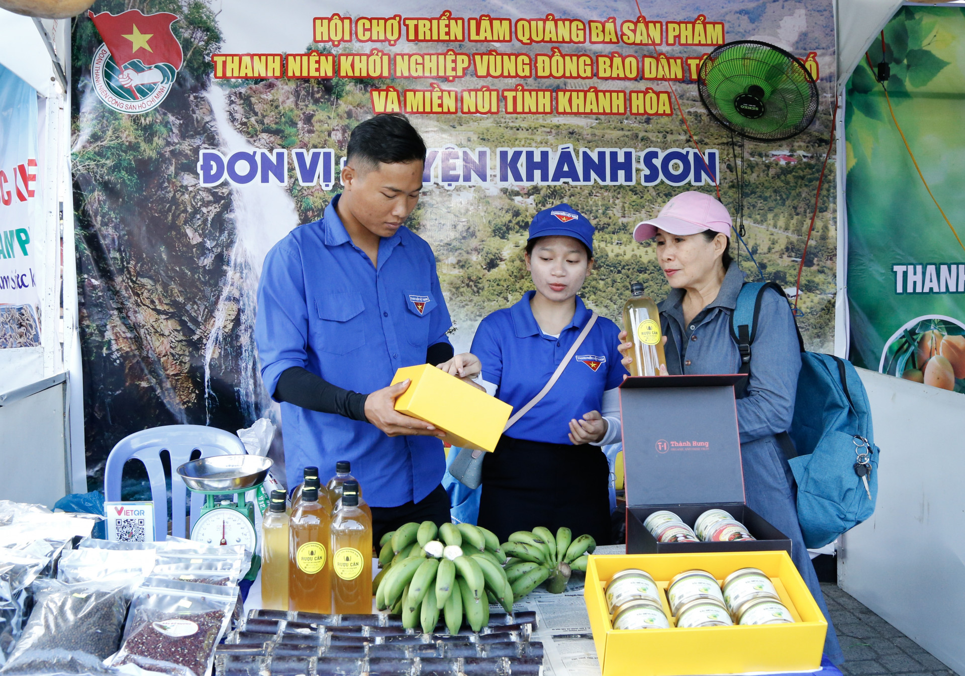 Sản phẩm khởi nghiệp của thanh niên vùng cao Khánh Sơn tham gia hội chợtriển lãm, quảng bá sản phẩm thanh niên khởi nghiệp vùng đồng bào dân tộc và miền núi tỉnh năm 2024