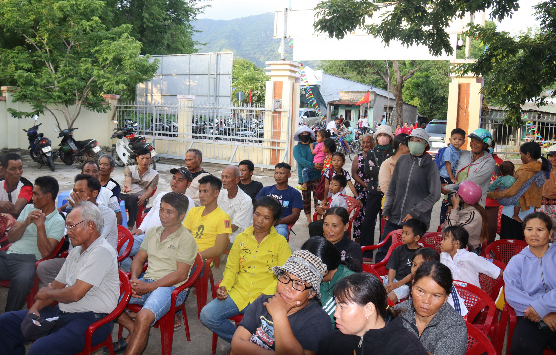 Đông đảo người dân địa phương tham dự ngày hội