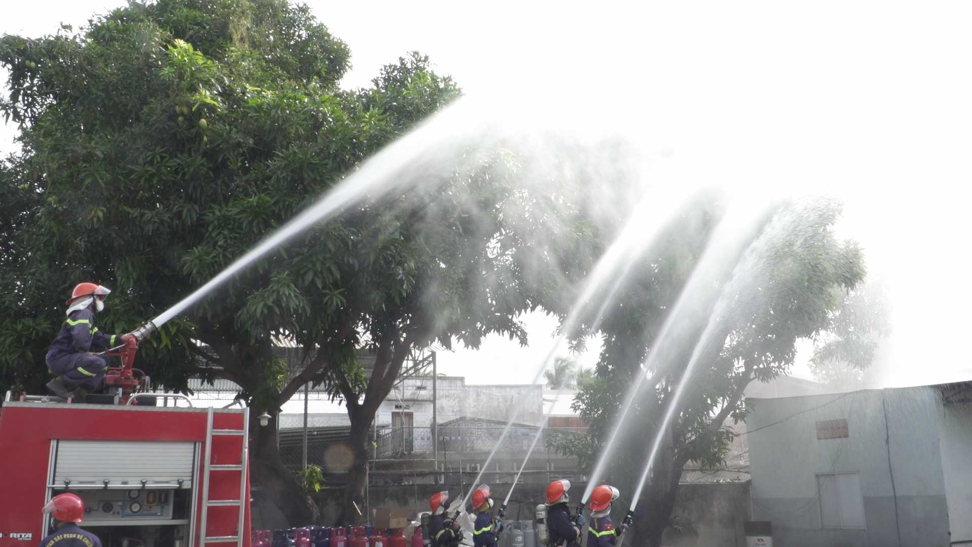 Diễn tập phương án chữa cháy tại cửa hàng gas.
