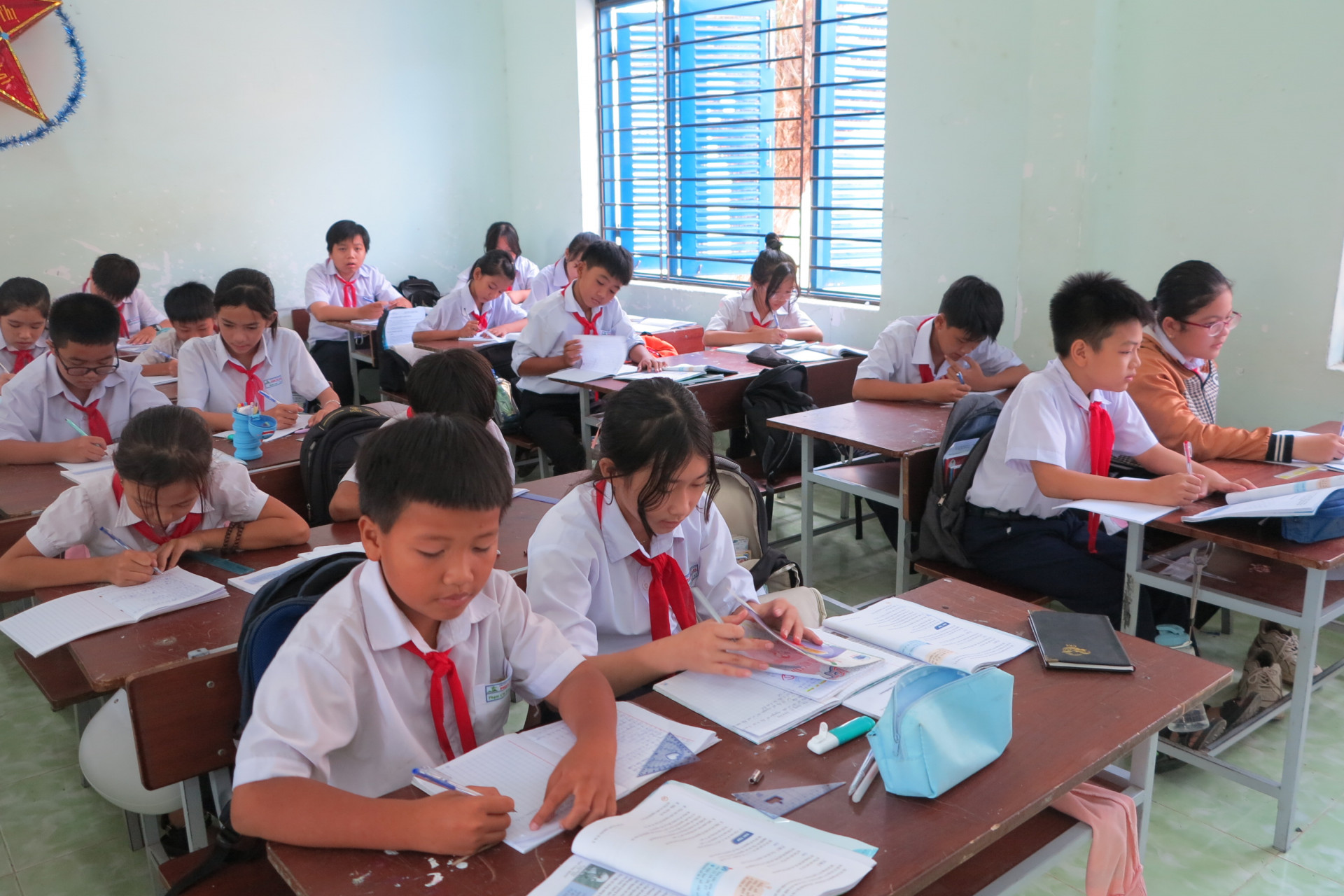 Tiết học   tại Trường THCS   Phạm Ngũ Lão   (thị xã Ninh Hòa). Ảnh: Kim Dung