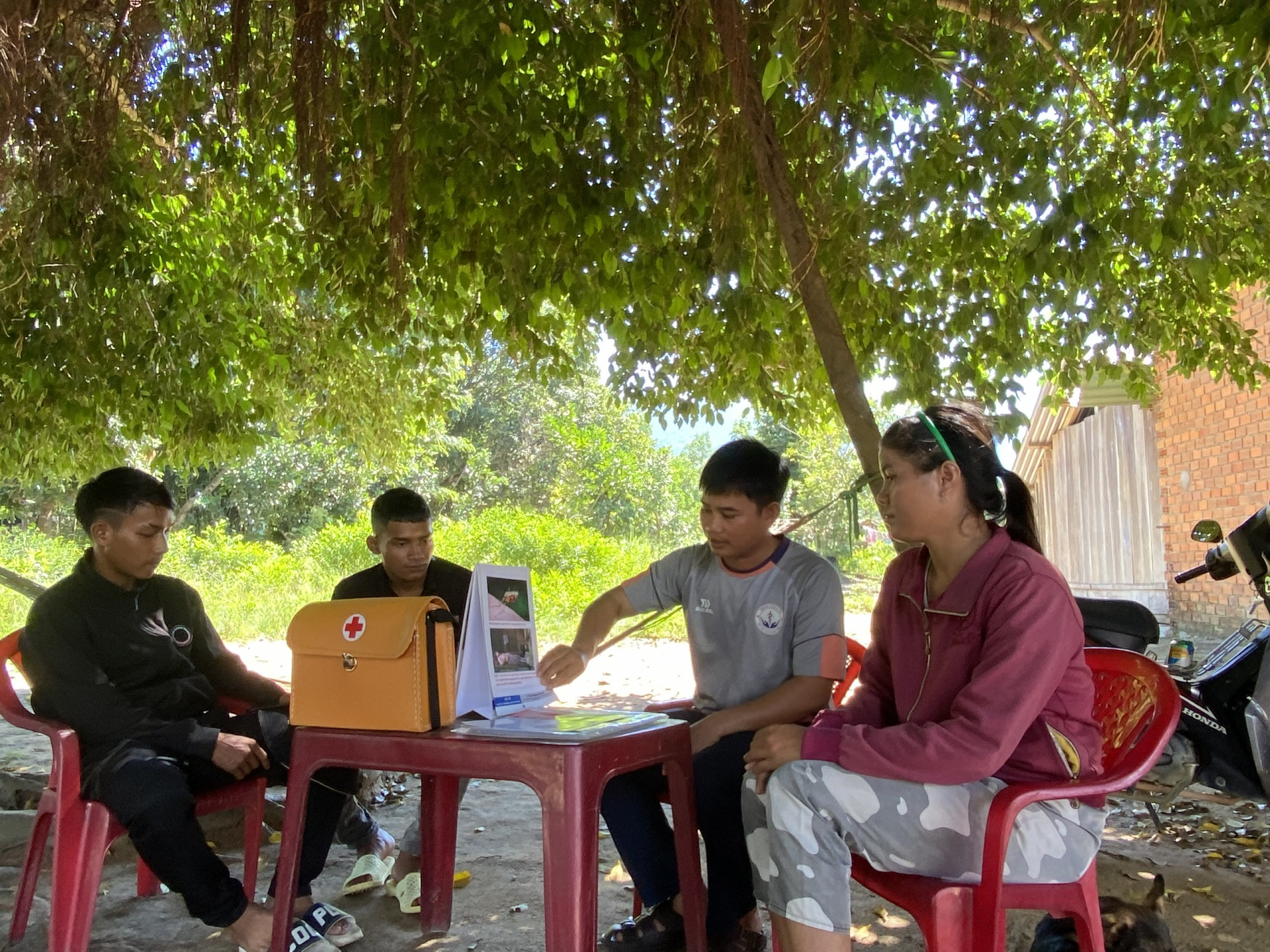 Cán bộ y tế thôn bản truyền thông phòng, chống sốt rét cho người dân huyện Khánh Vĩnh. 