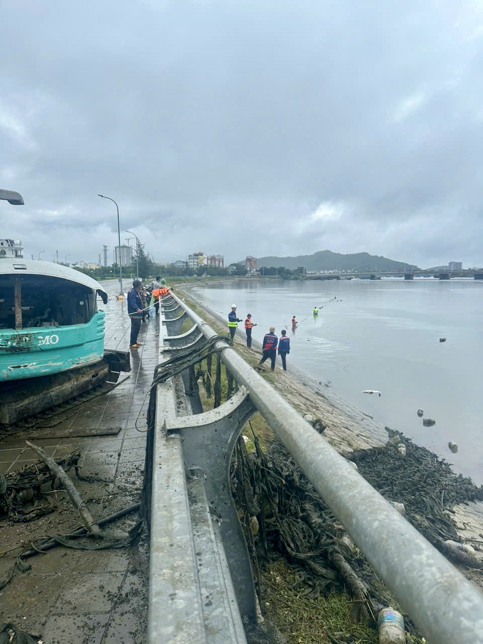 Lực lượng chức năng phường Phước Long tổ chức tháo dỡ giàn gỗ, phao nhử vẹm trên sông Quán Trường.