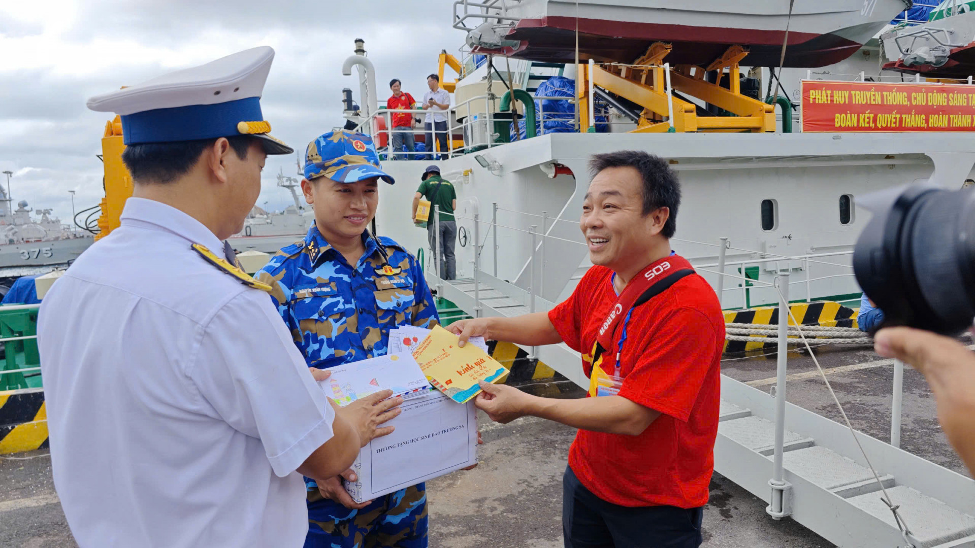 Thư của thầy và trò ở tỉnh Ninh Bình được trao cẩn thận mang lên chuyến tàu ra Trường Sa.