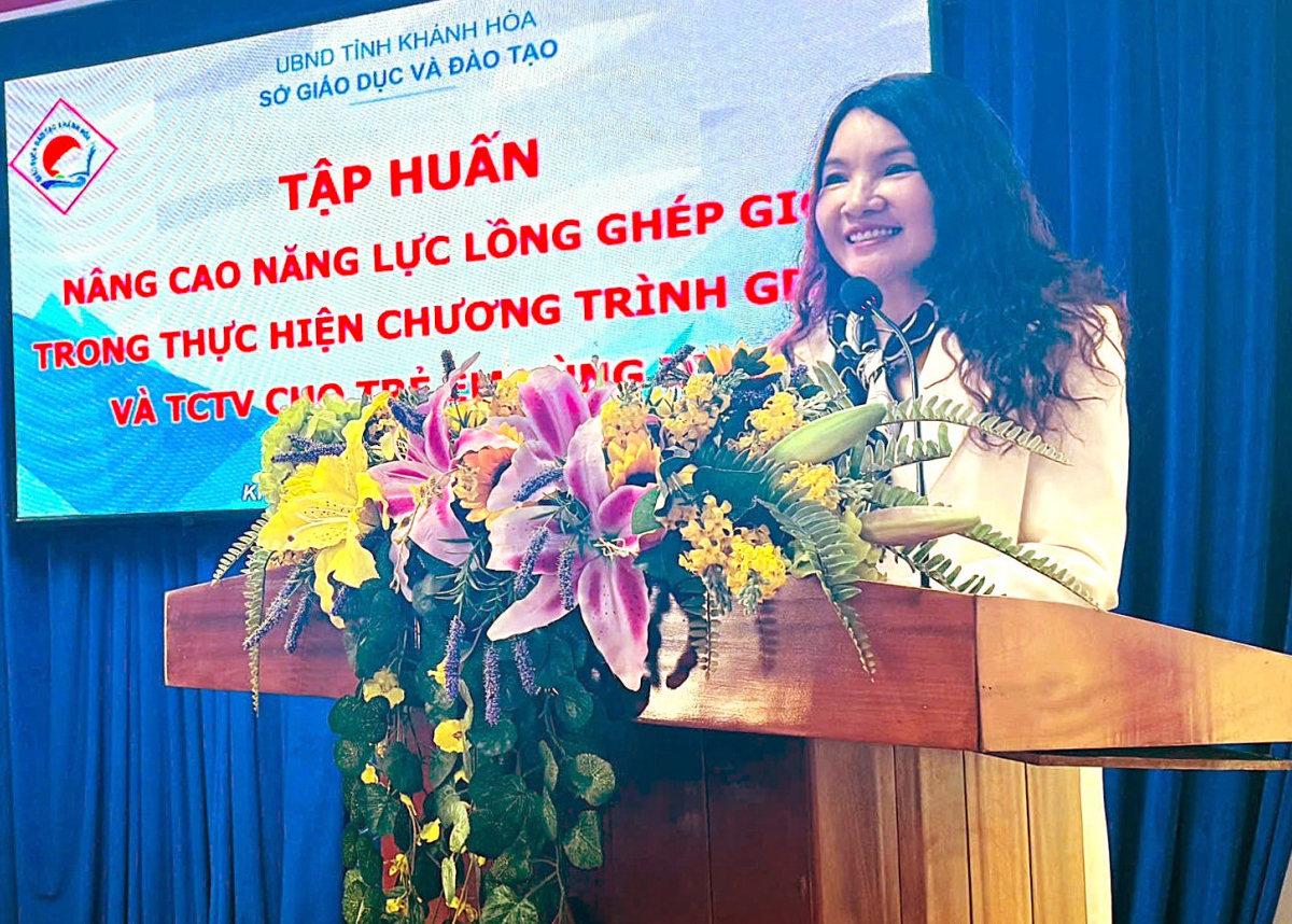 Bà Phan Thị Huế - Phó trưởng Phòng Giáo dục mầm non - Giáo dục tiểu học Sở Giáo dục và Đào tạo phát biểu tại buổi tập huấn.