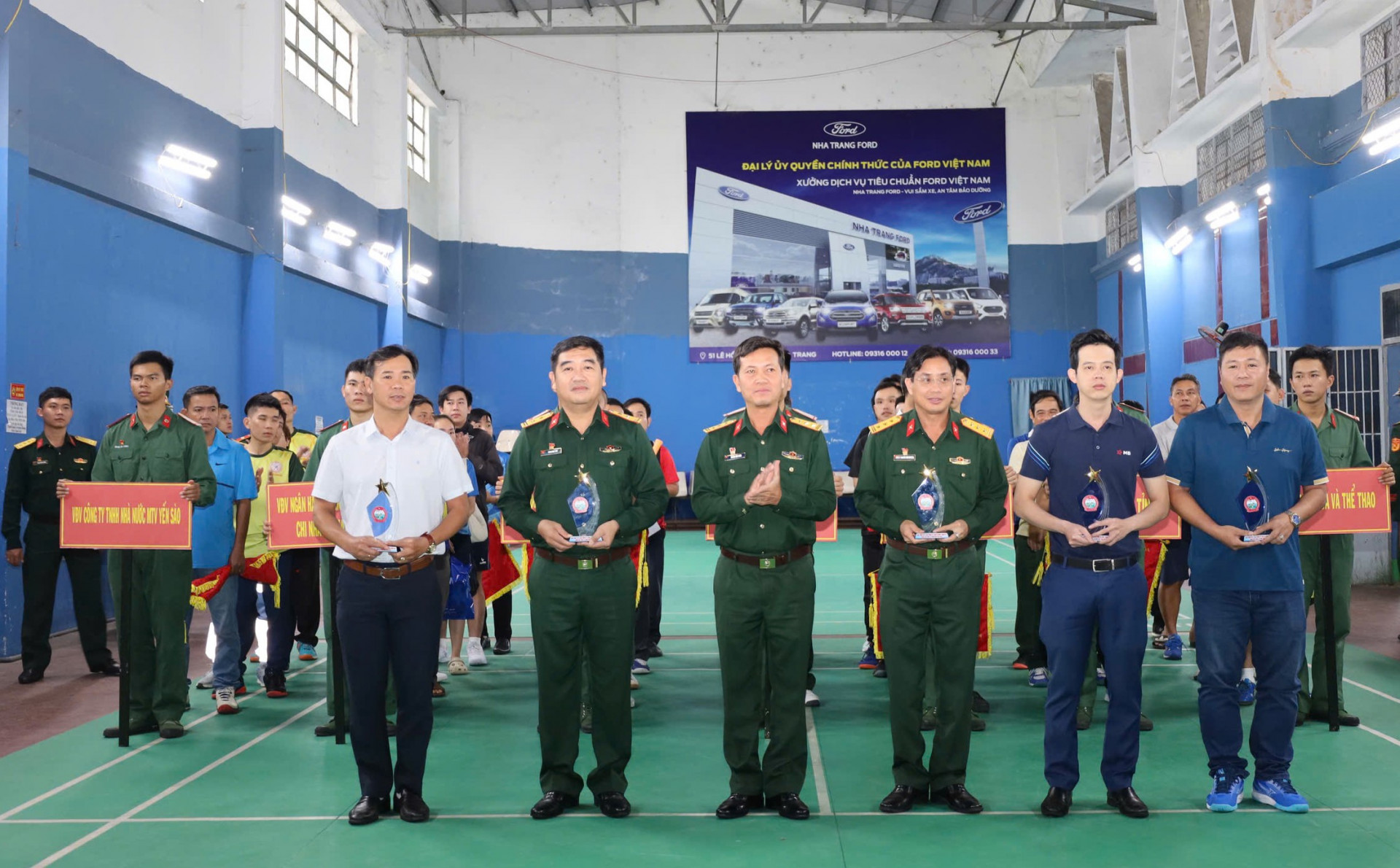 Đại diện lãnh đạo Bộ Chỉ huy Quân sự tỉnh tặng kỷ niệm chương cho các đơn vị hỗ trợ kinh phí sửa chữa nhà ở cho cán bộ, chiến sĩ. 