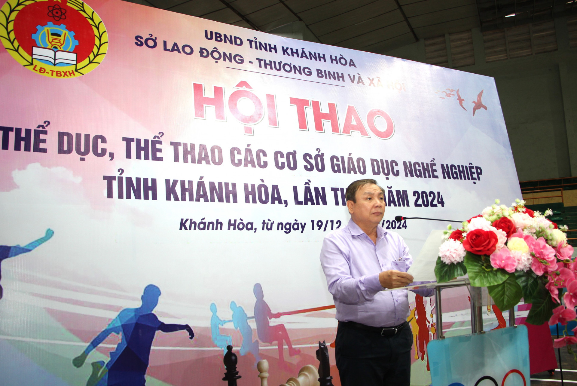 Ông Văn Đình Tri - Phó Giám đốc Sở Lao động - Thương binh và Xã hội phát biểu khai mạc hội thao.