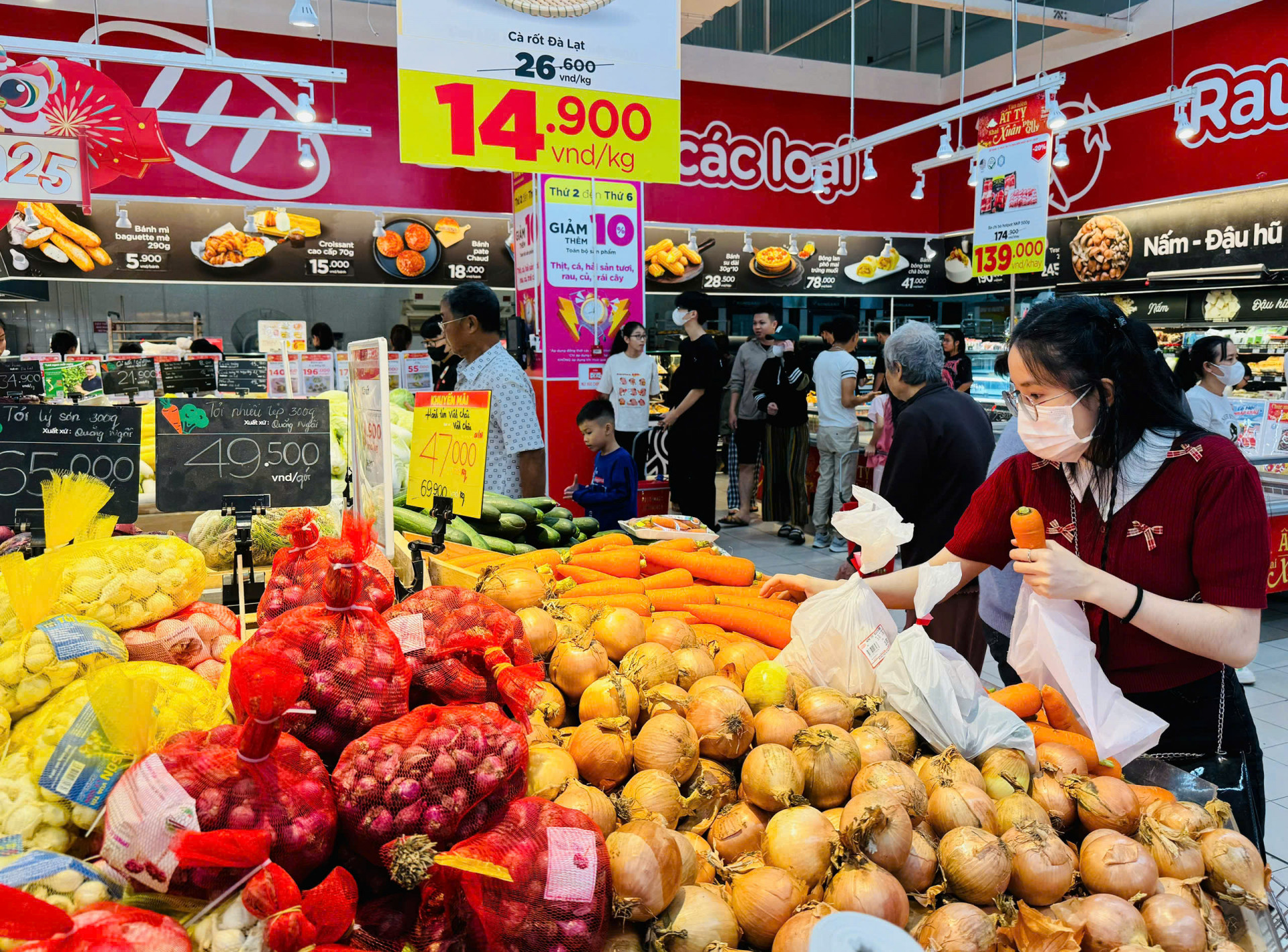Người dân mua rau củ quả tại Siêu thị Go! Nha Trang.
