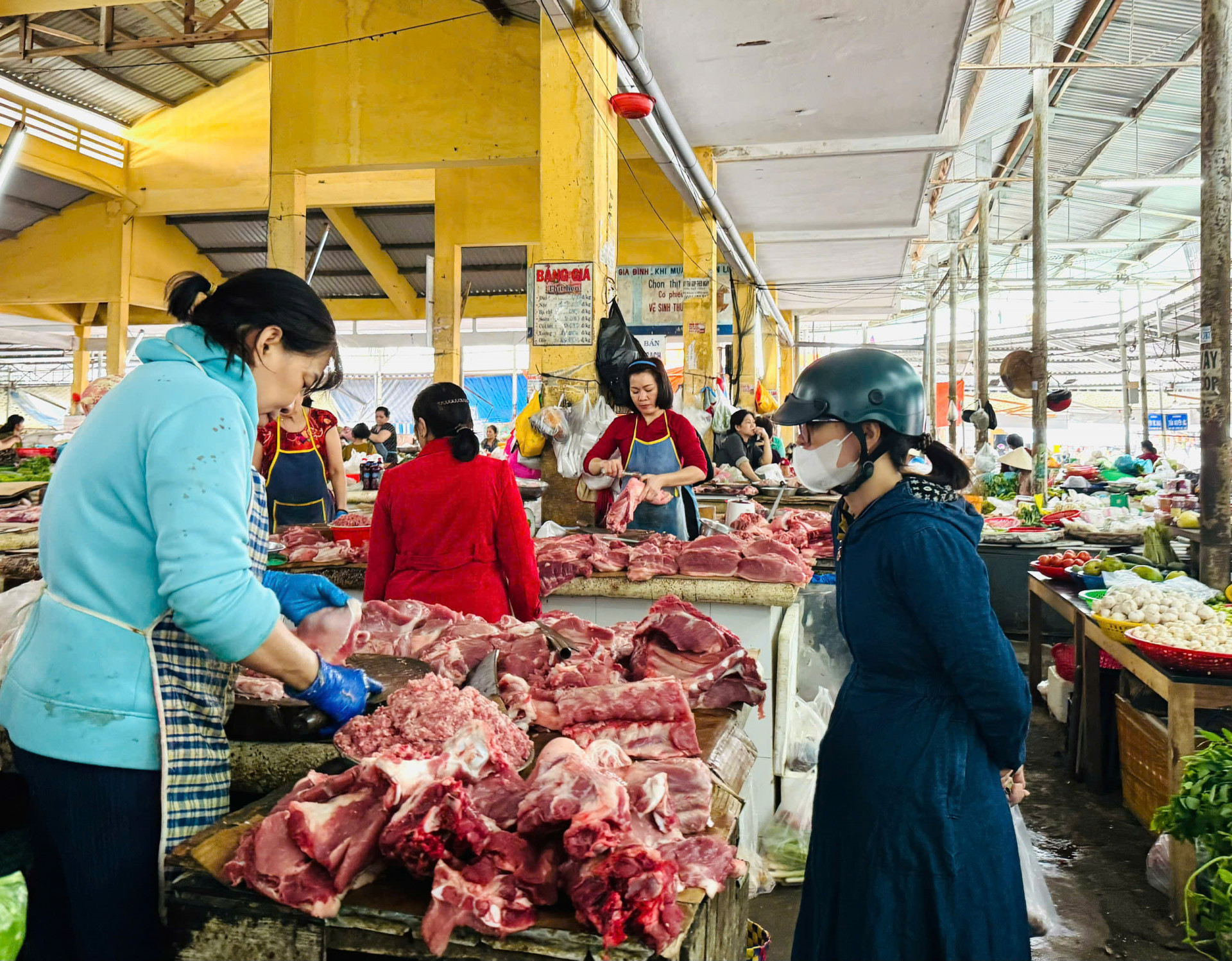 Người dân mua thịt lợn tại chợ Xóm Mới sáng 1-1