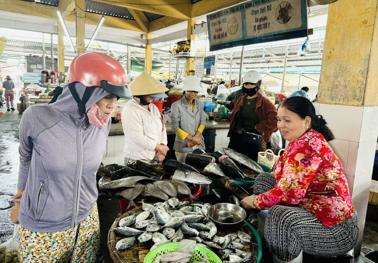 Người dân mua hải sản tại chợ Xóm Mới