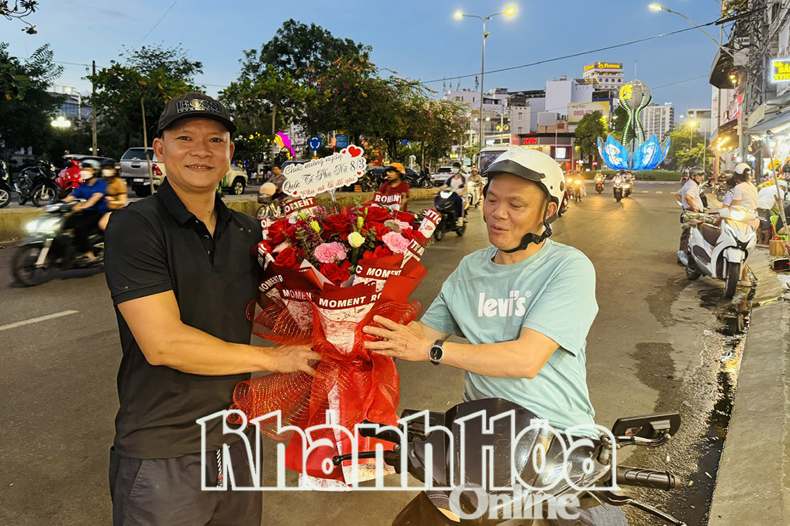 Giao hoa cho khách đặt trước.