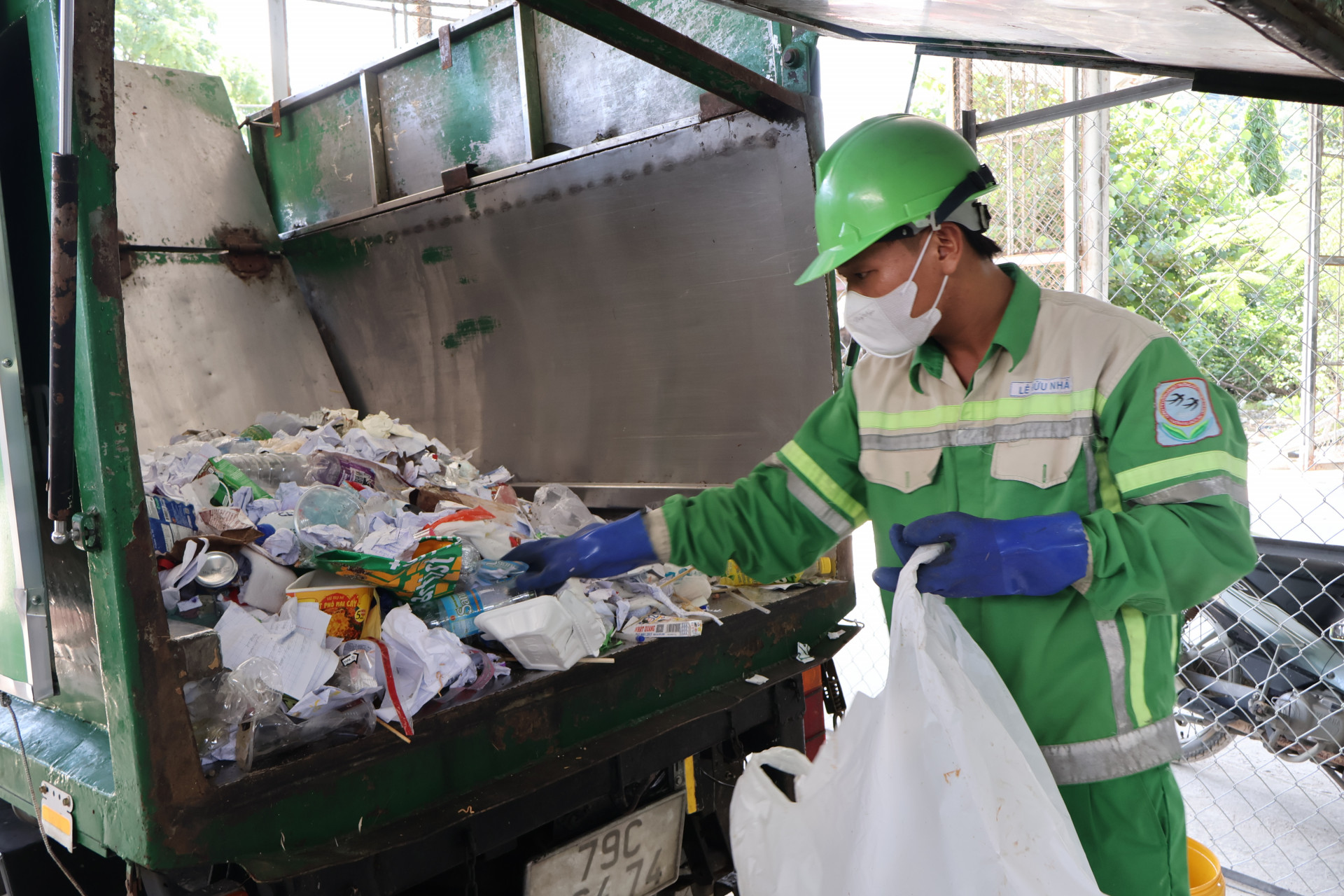Công nhân Công ty Cổ phần Môi trường đô thị Nha Trang phân loại rác thải.